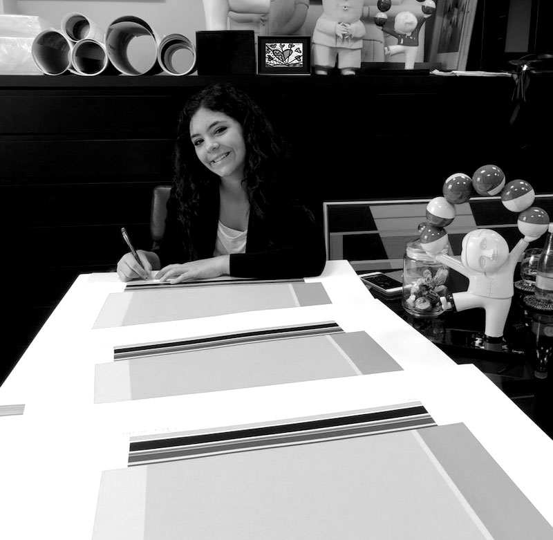 Julia-assinando